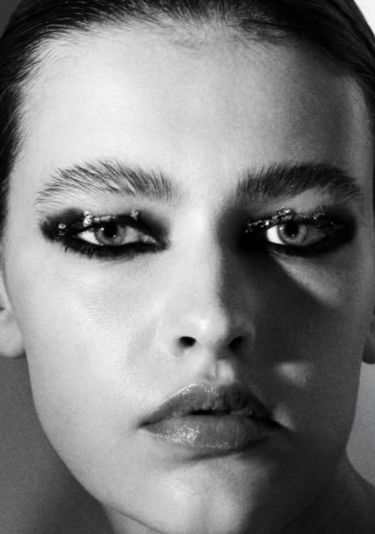 Editorial close-up met glitter smoky eye